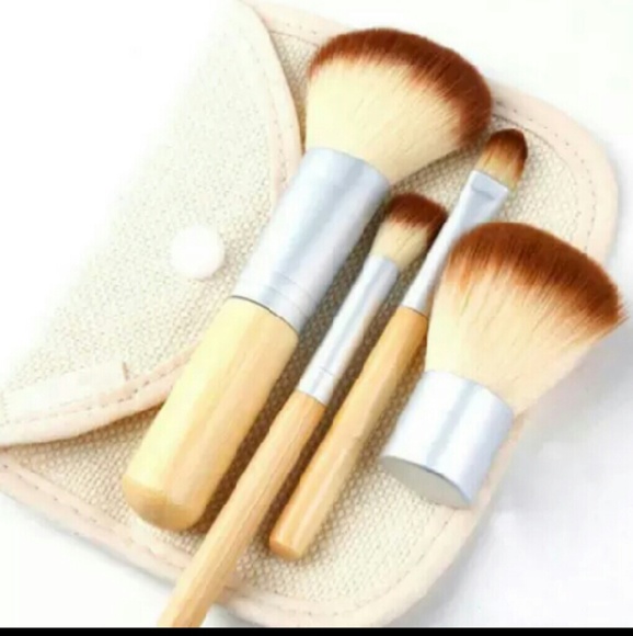 NWT Makeup brush set