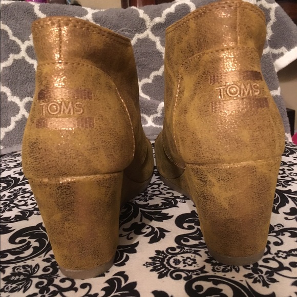 TOMS Shoes - Gold/brown toms wedges size W 6.5