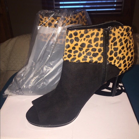 Nine West Peep toe Getonito heels..