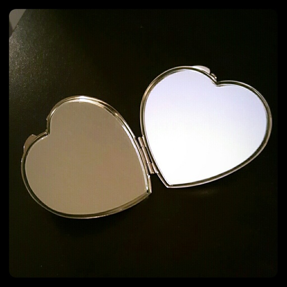Heart mirror with engraving