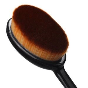 Oval 6 Foundation Brush Creates Airbrush Finish