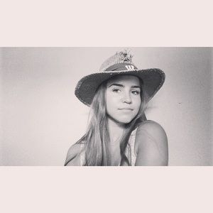 Meet your Posher, Cassandra