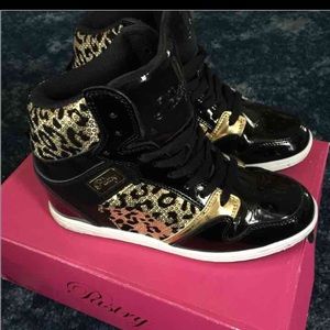 Pastry wedged tennis shoes