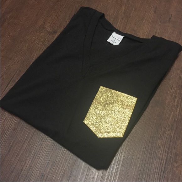 Tops - 🎉NWT Black V-Neck with Glitter Pocket