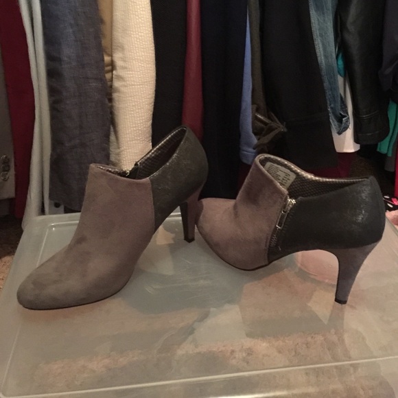 Two-toned gray booties