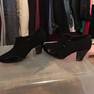 Black with decorative buttons booties