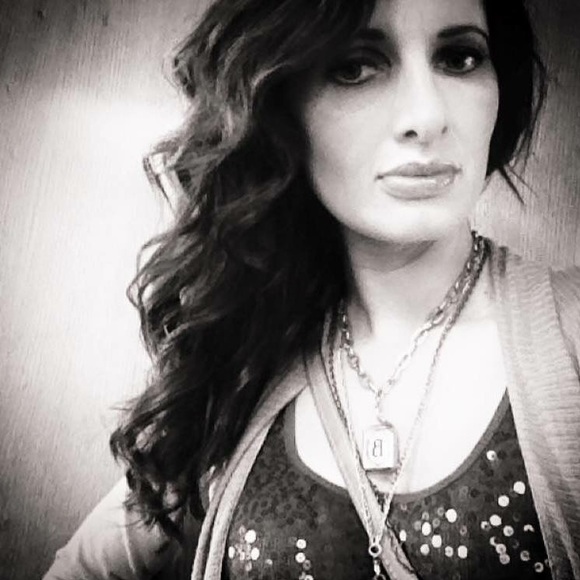 Meet your Posher, Niki - Picture 3 of 3