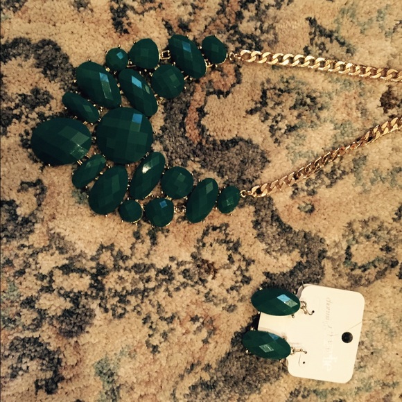 Green statement necklace