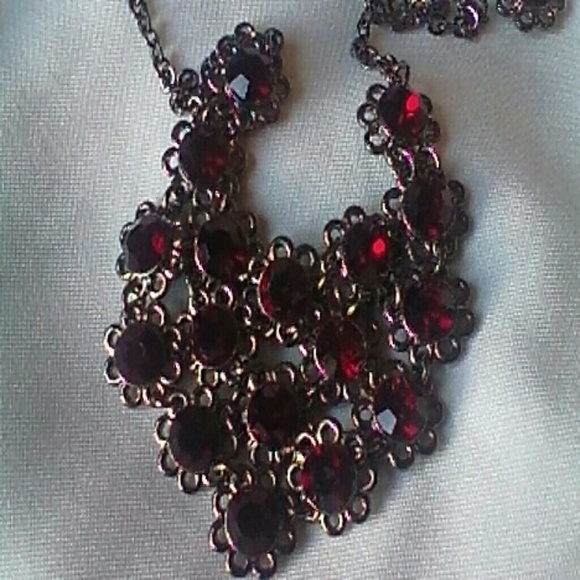 VCLM STATEMENT NECKLACE & EARRINGS GARNET STONES - Picture 3 of 4