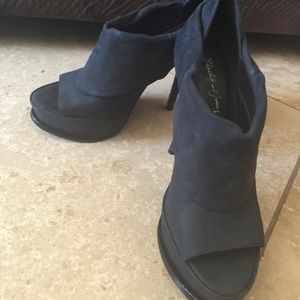 Super hot Elizabeth and James swede booty pumps!