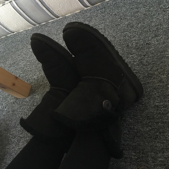 UGG w/ buttons
