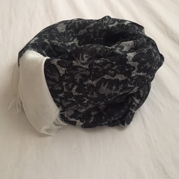 Kate Spade black/white scarf- worn once !