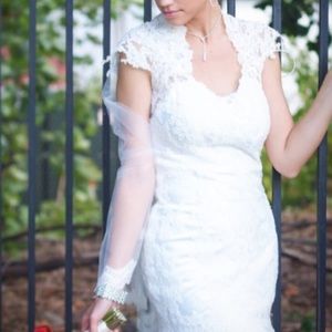 SALE!! Vintage ivory wedding gown and veil