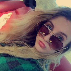 Meet your Posher, Alexis