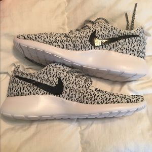 Nike Roshe speckled black and white