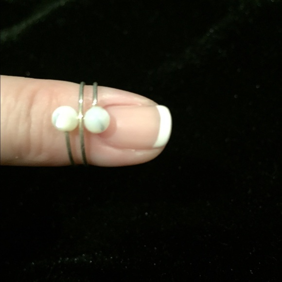Pearl tone toe ring