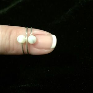 Pearl tone toe ring
