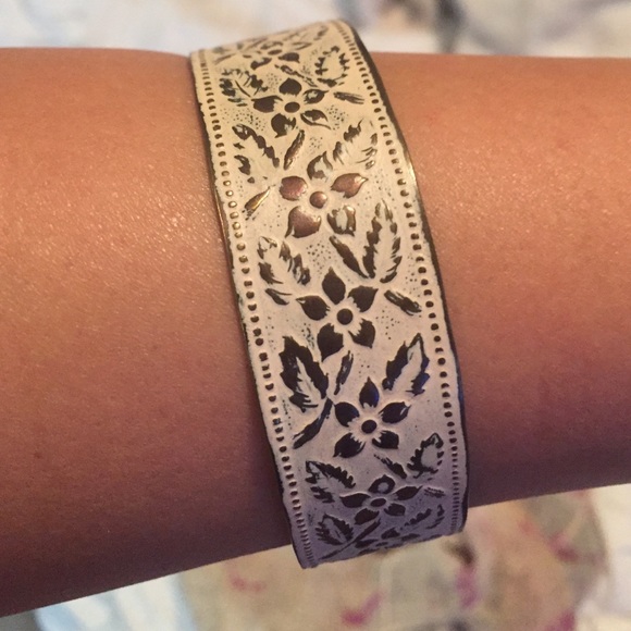 White and gold metal bracelet