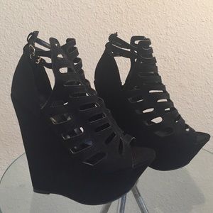 Black wedges