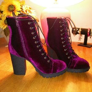 *GORGEOUS* Soft Velvet Chunk Heel Boots NWT