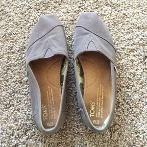 Gray toms.