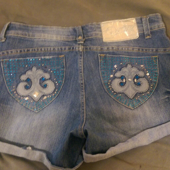 Dereon Shorts NWOT