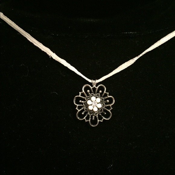 Flower white necklace