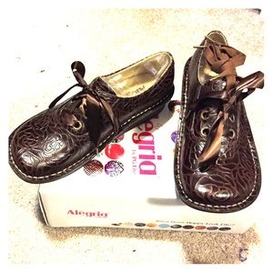 New in Box Alegria by PG Lite brown embossed rose