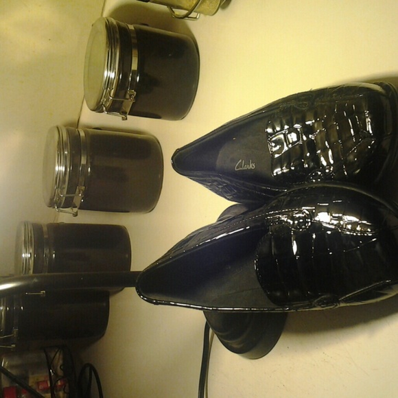 Size 6m Clarks bendable black aligator loafers
