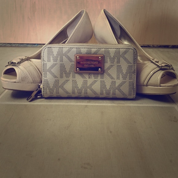 Michael Kors Handbags - Authentic Micheal Kors Wallet