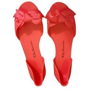 Plastic bow tie flats.