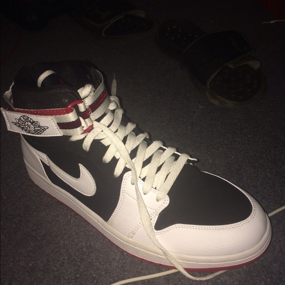 Jordan 1 High Tops with strap - Picture 3 of 3