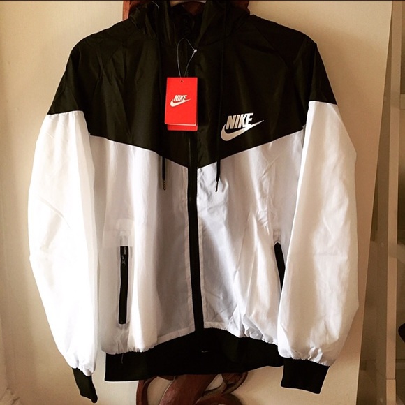 nike windbreaker medium