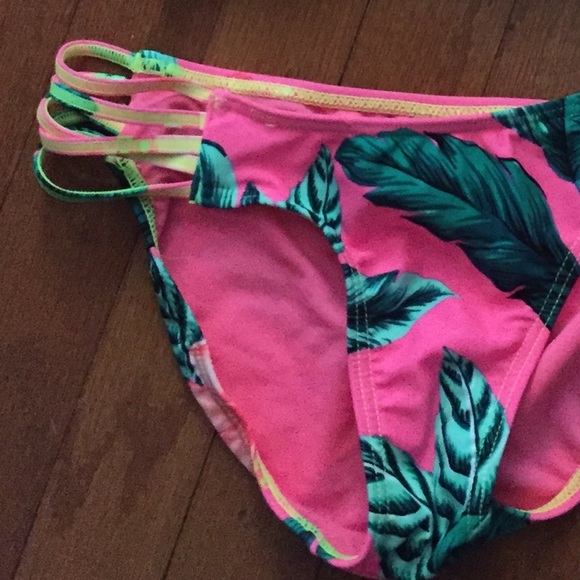 💥sold in bundle💥 Two piece tropical bikini - Picture 4 of 4