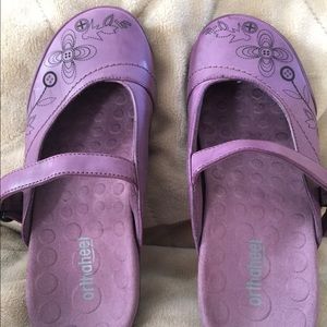 NWOT Orthaheel leather purple mules