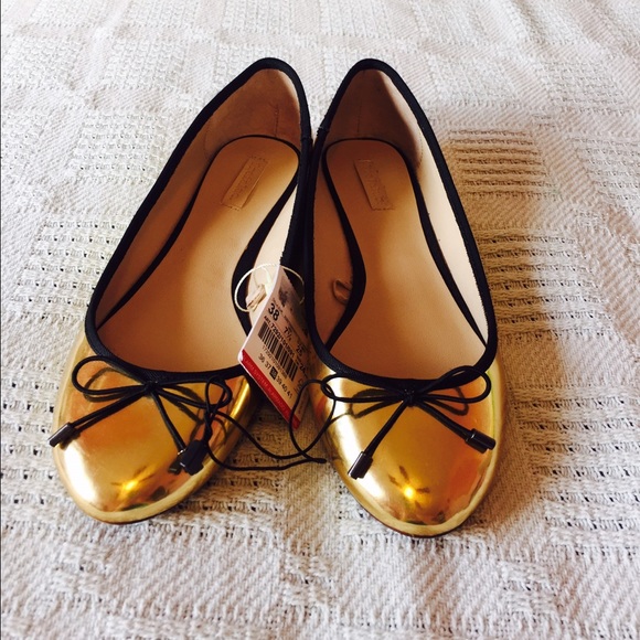 Zara gold flats nwt size 7.5 but is more like a 7