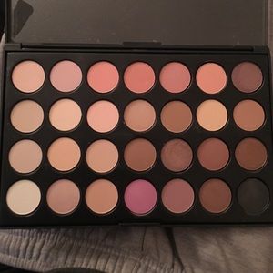 Neutral eyeshadow palette
