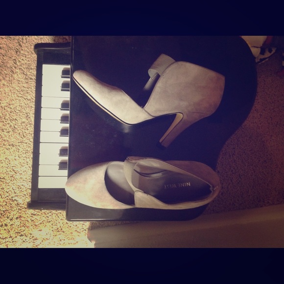 Real good condition NINE WEST suede booties pumps