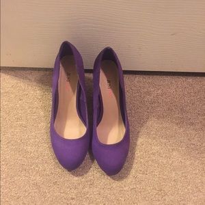 JustFab 7.5 purple suede pumps