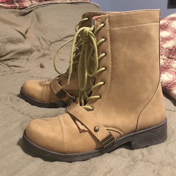 Brown boots from the buckle - Picture 1 of 4