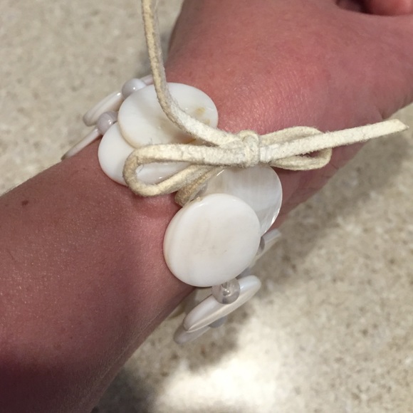 Double strand shell bracelet - Picture 2 of 3