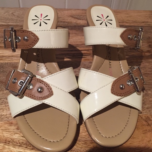 ISAAC MIZRAHI KITTEN HEEL LEATHER SANDAL - Picture 2 of 4