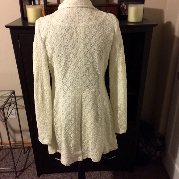 Vintage inspired ivory lace coat - Picture 2 of 4