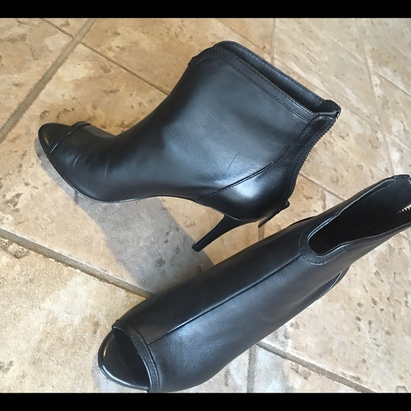 DONALD J PLINER SIZE 8 Peep-Toe Bootie