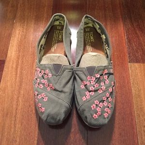 TOMS slip ons