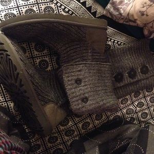 GRAY SWEATER UGGS.