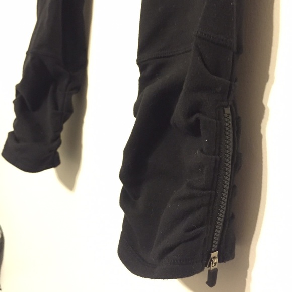 Running pants with zippers