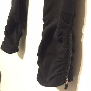 Running pants with zippers