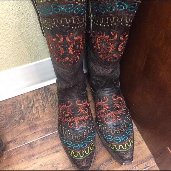 Old gringo boots. I usually wear a size 7.