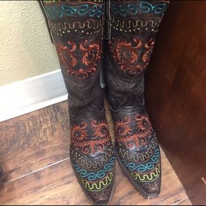 Old gringo boots. I usually wear a size 7.